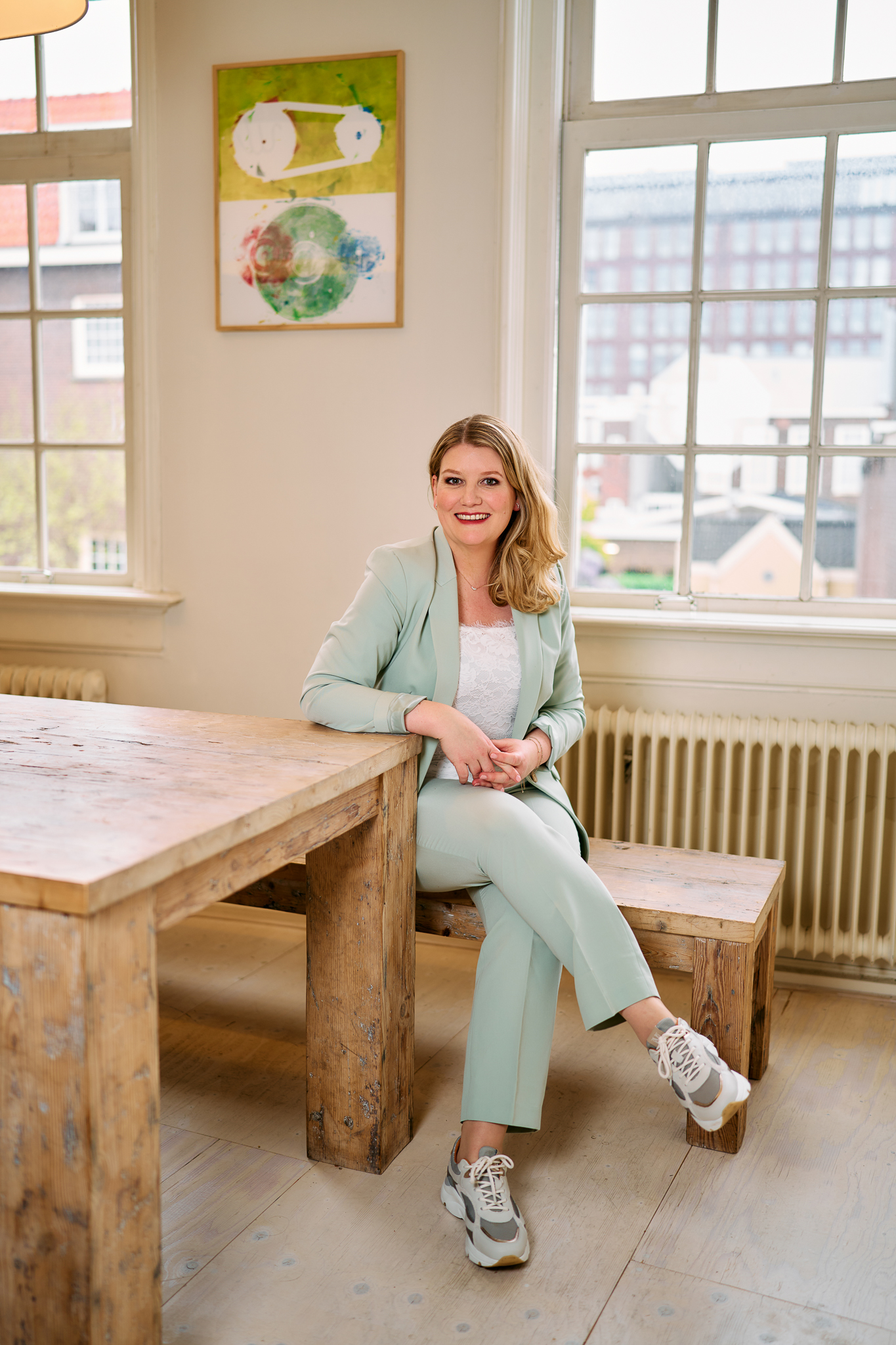 Afbeelding van Ilonka Kolthof aan een bureau